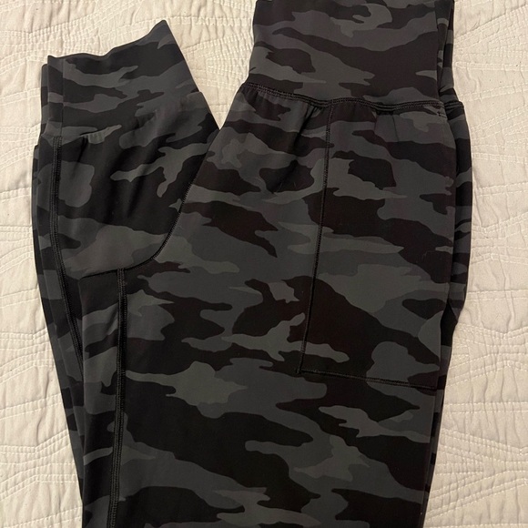 ATHLETA CAMUFLAJE LEGGINGS. Size Small - Picture 7 of 8
